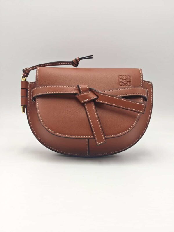 [로에베] 게이트백 미니 브라운 (가죽끈)