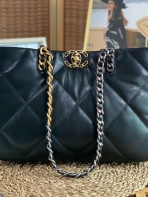 [샤넬] 19 쇼핑백 숄더백 램스킨 블랙 금장 은장 AS3660