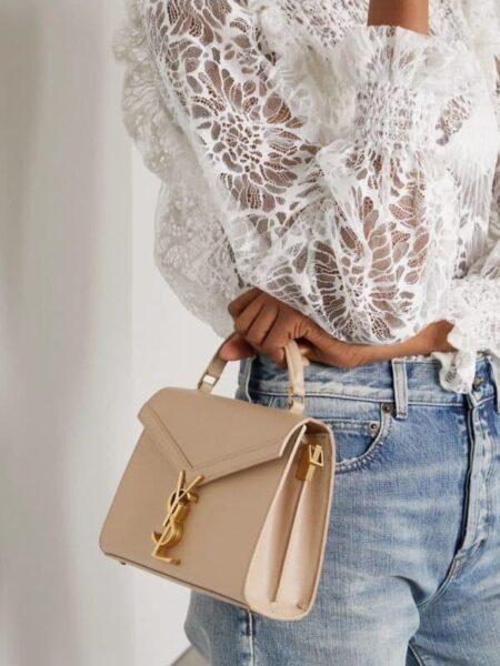 [생로랑] 그랑 드 뿌드르 엠보스드 가죽 카산드라 미니 탑 핸들백 623930