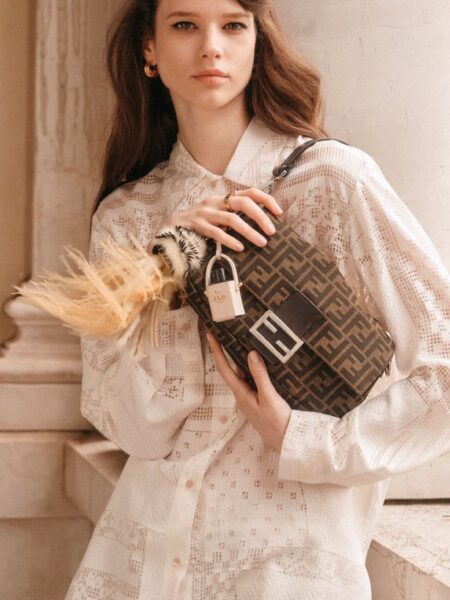 [펜디] 바게트 브라운 FF 자카드 패브릭 백 8BR600