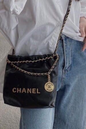 [샤넬] 22 미니 블랙 샤이니 카프스킨 핸드백 금장 AS3980 B08037 94305