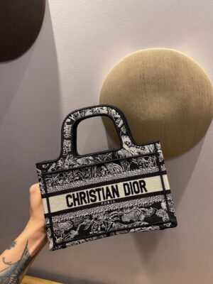 [디올] 미니 북 토트백 S5475ZTDT