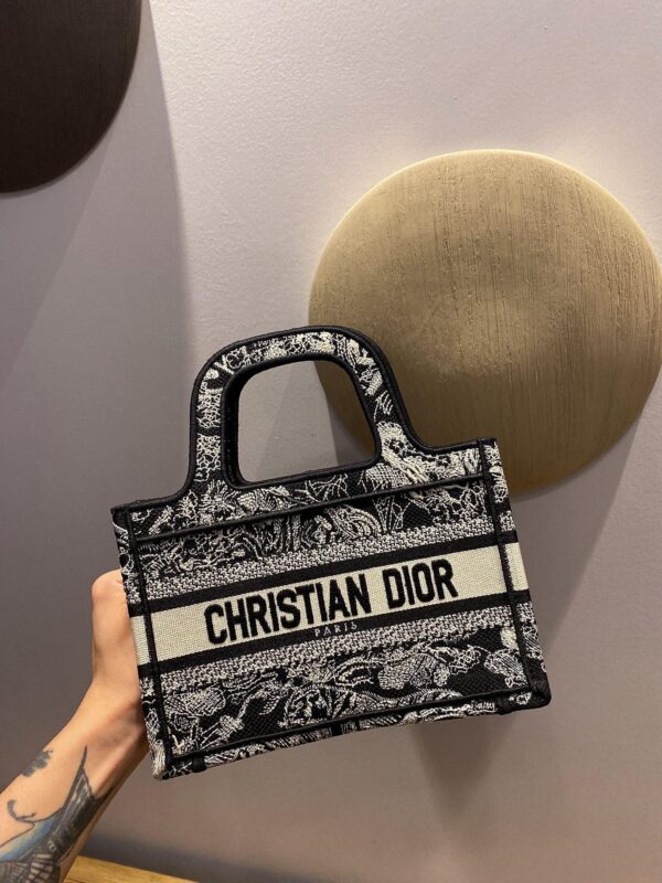 [디올] 미니 북 토트백 S5475ZTDT