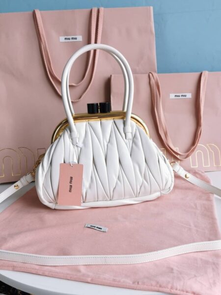 [미우미우]  마테라쎄 나파 가죽 미우 벨 핸드백 5BK010_N88_F0002_V_OOO