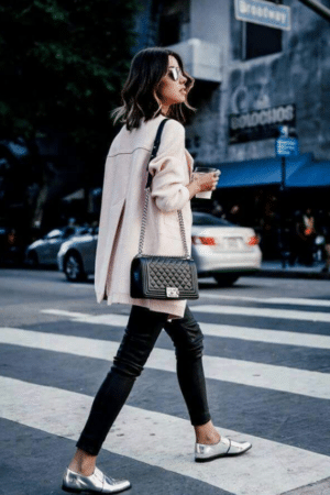 [샤넬] 미디엄 보이 샤넬 캐비어 카프스킨 실버 루테늄 메탈 A67086