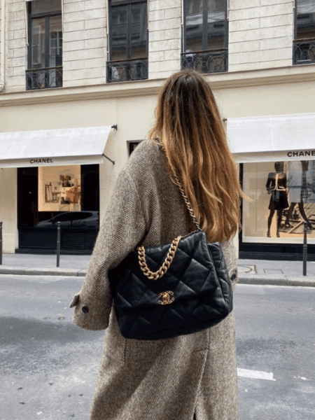 [샤넬] 19 맥시 핸드백 램스킨 골드 메탈 AS1162