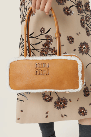 [미우미우] 시어링 탑 핸들 보 백 5BB148