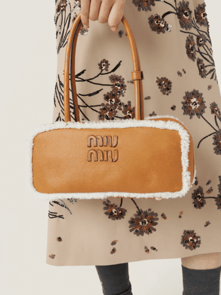 [미우미우] 시어링 탑 핸들 보 백 5BB148