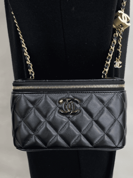 [샤넬] 베니티백 램스킨 블랙 체인 AP3940