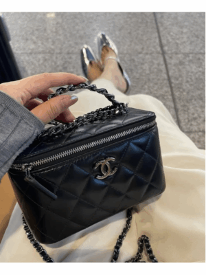 [샤넬] 베니티백 램스킨 블랙 탑 핸들 체인 은장 AP3593