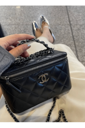 [샤넬] 베니티백 램스킨 블랙 탑 핸들 체인 은장 AP3593