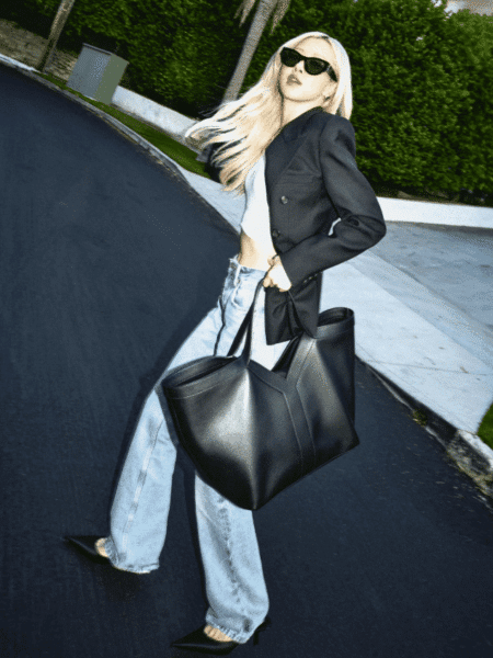 [생로랑] 가죽 소재의 y 토트  817602AAEB31000