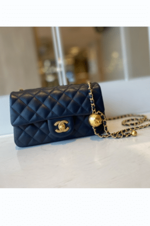 [샤넬] 클래식 플랩백(쁘띠삭) 뉴미니 골든볼 블랙 램스킨  AS1787