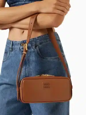 [미우미우] 엠보싱 로고 가죽 숄더백  5BC158 2DDJ F0002