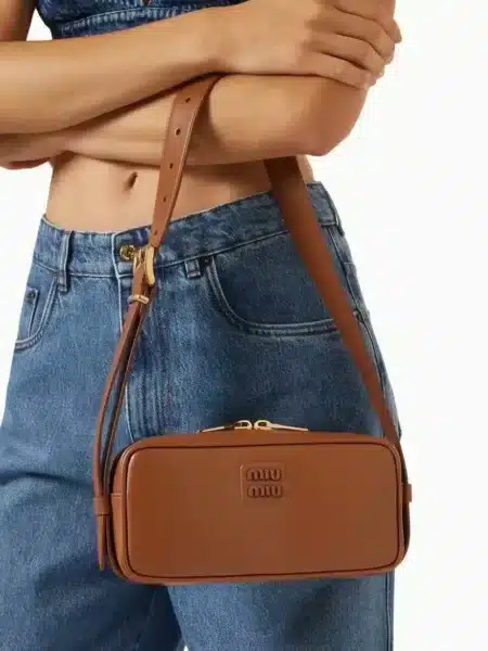 [미우미우] 엠보싱 로고 가죽 숄더백  5BC158 2DDJ F0002