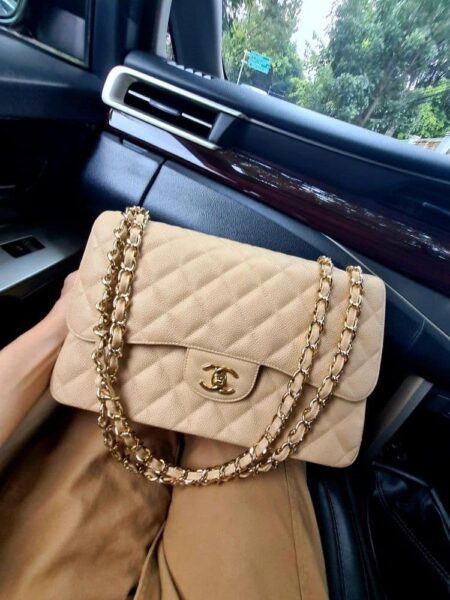 [샤넬] 클래식 라지 플랩 백 캐비어 베이지 금장 A58600