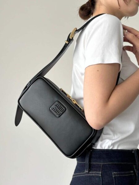 [미우미우] 엠보싱 로고 가죽 숄더백  5BC158 2DDJ F0002