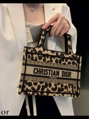 [디올] 레오파드 미니 북 토트백 S5475ZRHM