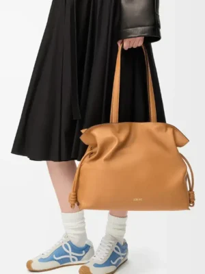 [로에베] 라지 플라멩코 클러치 나파 카프스킨 Warm Desert A411FL1X18