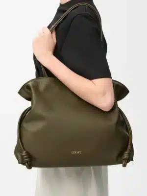 [로에베] 라지 플라멩코 클러치 나파 카프스킨 다크 카키 A411FL1X18