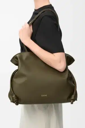 [로에베] 라지 플라멩코 클러치 나파 카프스킨 다크 카키 A411FL1X18