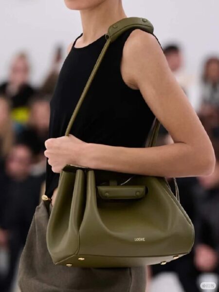 [로에베] 미디엄 마드리드 백 서플 카프스킨/올리브