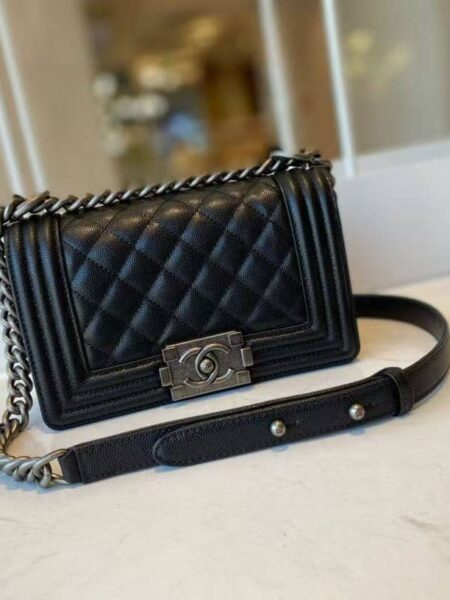 [샤넬] 스몰 보이 샤넬 캐비어 카프스킨 실버 A67085