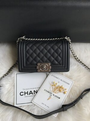 [샤넬] 스몰 보이 샤넬 캐비어 카프스킨 실버 루테늄 메탈 A67085