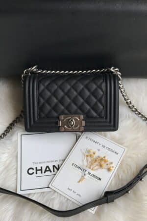 [샤넬] 스몰 보이 샤넬 캐비어 카프스킨 실버 루테늄 메탈 A67085