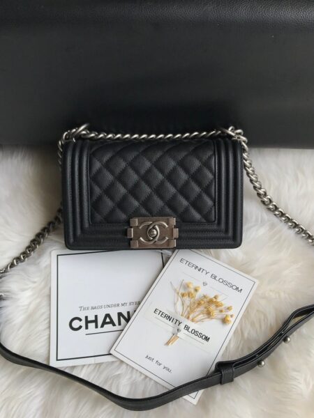 [샤넬] 스몰 보이 샤넬 캐비어 카프스킨 실버 루테늄 메탈 A67085