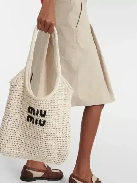 [미우미우] 라피아 효과 원사 및 코튼 토트백 5BG231_2CQY_F0N13_V_MRO