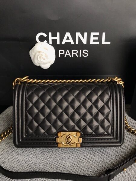 [샤넬] 미디엄 보이 샤넬 램스킨 골드 루테늄 메탈 A67086