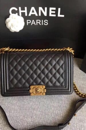 [샤넬] 미디엄 보이 샤넬 캐비어 카프스킨 골드 루테늄 메탈 A67086