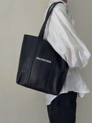 [발렌시아가] 에브리데이 XS 레더 토트백 551810