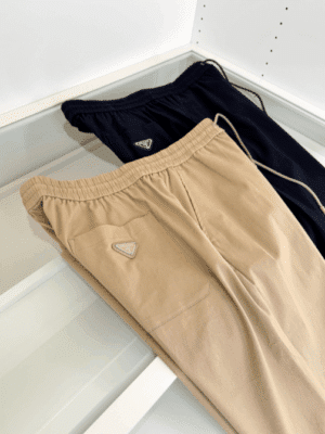 [프라다] 트라이앵글 로고 코튼 스웨트팬츠 (2 COLORS)