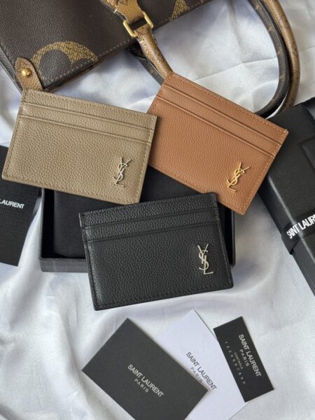 [생로랑] 그레인 가죽 소재의 미니 CASSANDRE 카드 케이스 607603 (3 COLORS)