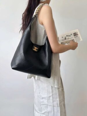 [샤넬] 라지 호보 백 램스킨 블랙 골드 메탈 AS5410