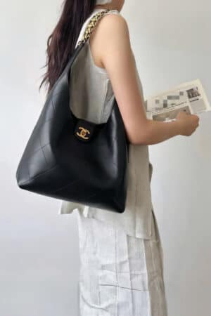 [샤넬] 라지 호보 백 램스킨 블랙 골드 메탈 AS5410