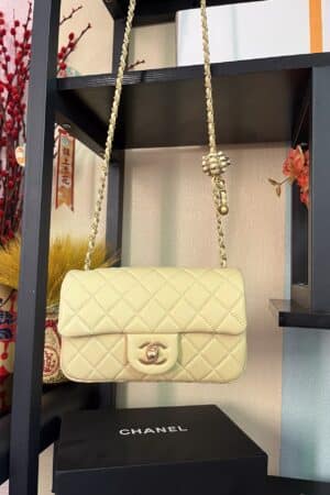 [샤넬] 클래식 뉴미니 레더 체인 골든볼 램스킨 AS1787