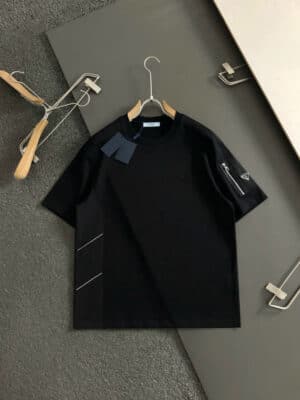 [프라다] 리나일론 포켓 에나멜 트라이앵글 로고 티셔츠