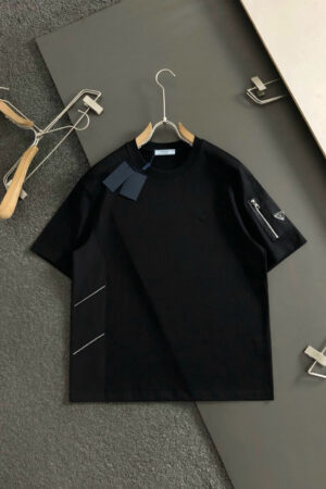 [프라다] 리나일론 포켓 에나멜 트라이앵글 로고 티셔츠