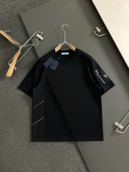 [프라다] 리나일론 포켓 에나멜 트라이앵글 로고 티셔츠