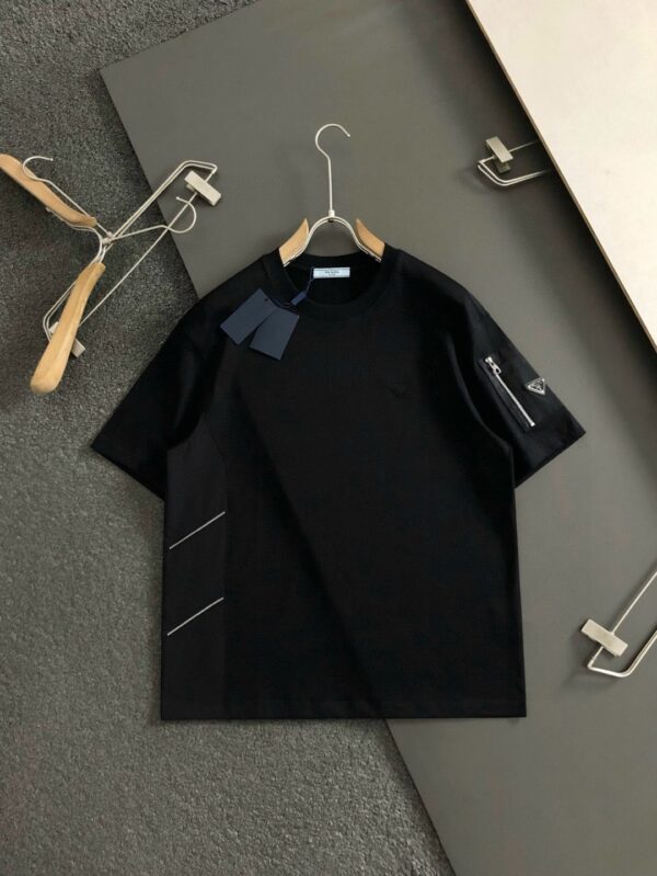 [프라다] 리나일론 포켓 에나멜 트라이앵글 로고 티셔츠