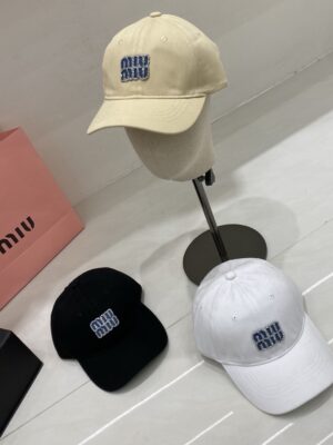 [미우미우] 로고 자수 코튼 베이스볼 캡 (3 COLORS)