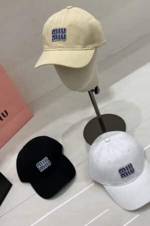 [미우미우] 로고 자수 코튼 베이스볼 캡 (3 COLORS)