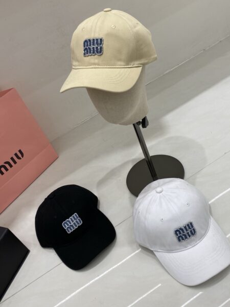 [미우미우] 로고 자수 코튼 베이스볼 캡 (3 COLORS)