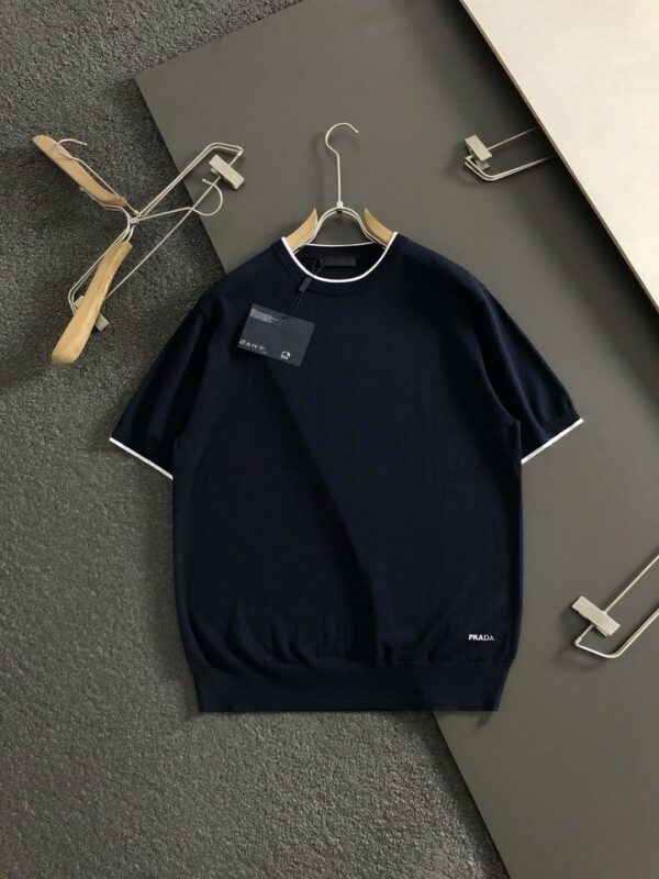 [프라다] 남성 자수 로고 배색 반팔 티셔츠