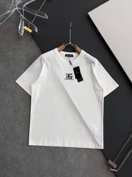 [돌체앤가바나] 블랙 DG 로고 자수 티셔츠 (2 COLORS)