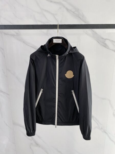[몽클레어] 남성 로고 패치 후드 바람막이