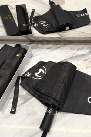 [샤넬] 화이트 로고 블랙 자동 양우산